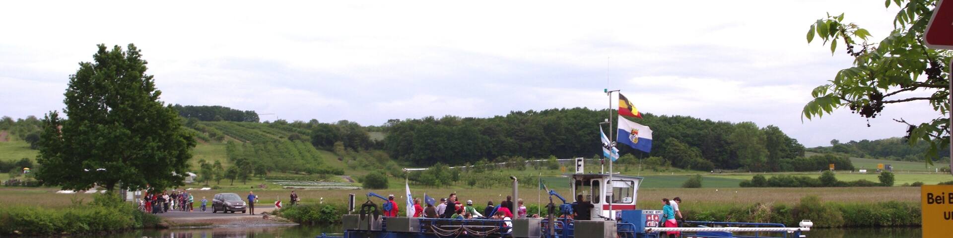 MainfĂ€hre Wipfeld. Im Hintergrund Kloster St. Ludwig. Zur MainfĂ€hre/Lindacher StraĂe, Wipfeld, Landkreis Schweinfurt, Unterfranken, Deutschland