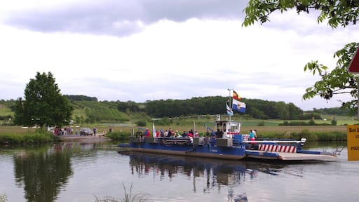 Mainfähre Wipfeld. Im Hintergrund Kloster St. Ludwig. Zur Mainfähre/Lindacher Straße, Wipfeld, Landkreis Schweinfurt, Unterfranken, Deutschland