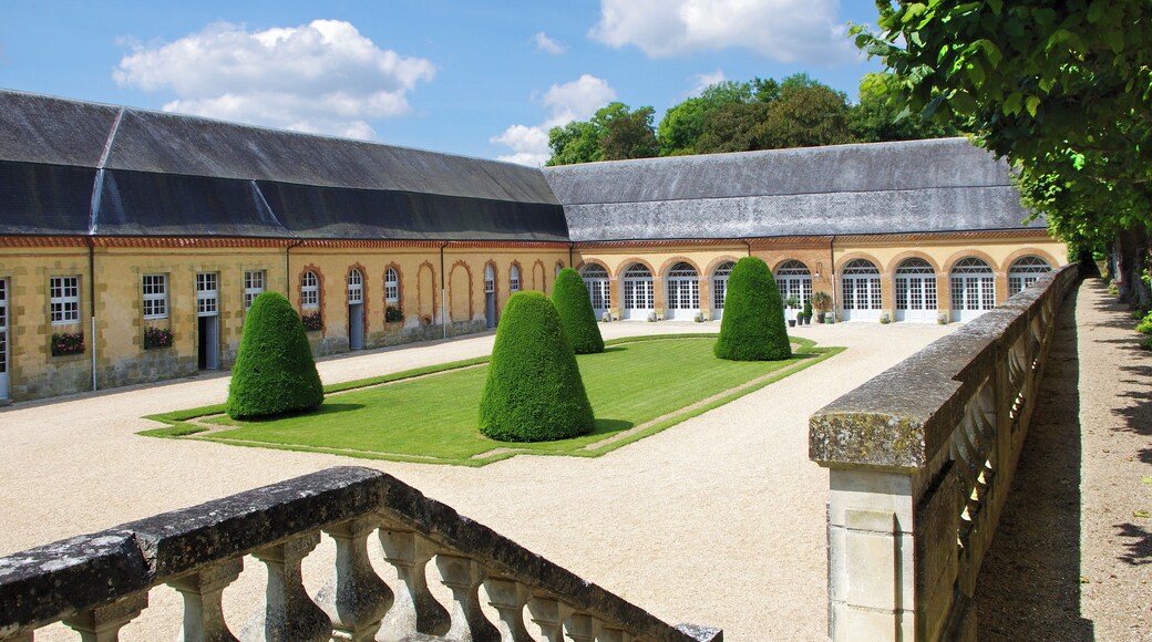 Les Ă©curies. En 1759, Charles-François Leblanc de Manarval, maĂźtre de forges et Directeur de la Manufacture royale de draps de ChĂąteauroux, acquiert les terres de Bouges. Il fait Ă©difier le chĂąteau bĂąti en pierre de taille, dont on attribue la construction Ă l'architecte du Roi Jacques-Ange Gabriel(1698-1782). En 1818, Talleyrand acquiert le chĂąteau pour y installer sa chĂšre niĂšce, la Duchesse de Dino. En 1917, le chĂąteau est acquit par Henri Viguier, PrĂ©sident-directeur gĂ©nĂ©ral du Bazar de l'HĂŽtel de Ville. Sans enfants, Henri Viguier lĂšguera le chĂąteau Ă la Caisse nationale des monuments historiques en 1968. En acquĂ©rant Bouges, Henry Viguier peut se consacrer Ă son amour du cheval, et place cet animal au centre de tous ses loisirs de chĂątelain : chasses, promenades, pique-niques, voyages ou approvisionnement du chĂąteau. PropriĂ©taire dâune Ă©curie de courses, il aime particuliĂšrement les beaux attelages. The stables. In 1759, Charles-François Leblanc Manarval, ironmaster and Director of the Royal Manufactory sheets Chateauroux, acquires land Dens. He built the stone buildings, the construction of the King's architect Jacques-Ange Gabriel (1698-1782) is credited castle. In 1818, Talleyrand bought the castle to install his beloved niece, the Duchess of Dino. In 1917, the castle was acquired by Henry Viguier, CEO of Bazar de l'Hotel de Ville. Without children, Henry Viguier bequeathed the castle to the National Fund for Historical Monuments in 1968. When he bought Bouges, Henry Viguier was able to devote himself to his love of horses, which he placed at the heart of all his genteel leisurely pursuits: hunting, walking, picnics, journeys and supplying the chĂąteau. He owned racing stables and was particularly fond of beautiful carriages.