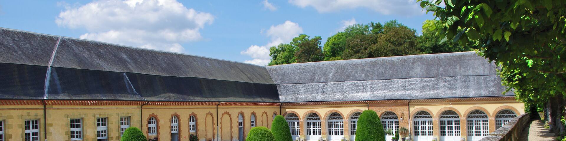 Les écuries. En 1759, Charles-François Leblanc de Manarval, maître de forges et Directeur de la Manufacture royale de draps de Châteauroux, acquiert les terres de Bouges. Il fait édifier le château bâti en pierre de taille, dont on attribue la construction à l'architecte du Roi Jacques-Ange Gabriel(1698-1782). En 1818, Talleyrand acquiert le château pour y installer sa chère nièce, la Duchesse de Dino. En 1917, le château est acquit par Henri Viguier, Président-directeur général du Bazar de l'Hôtel de Ville. Sans enfants, Henri Viguier lèguera le château à la Caisse nationale des monuments historiques en 1968. En acquérant Bouges, Henry Viguier peut se consacrer à son amour du cheval, et place cet animal au centre de tous ses loisirs de châtelain : chasses, promenades, pique-niques, voyages ou approvisionnement du château. Propriétaire d’une écurie de courses, il aime particulièrement les beaux attelages. The stables. In 1759, Charles-François Leblanc Manarval, ironmaster and Director of the Royal Manufactory sheets Chateauroux, acquires land Dens. He built the stone buildings, the construction of the King's architect Jacques-Ange Gabriel (1698-1782) is credited castle. In 1818, Talleyrand bought the castle to install his beloved niece, the Duchess of Dino. In 1917, the castle was acquired by Henry Viguier, CEO of Bazar de l'Hotel de Ville. Without children, Henry Viguier bequeathed the castle to the National Fund for Historical Monuments in 1968. When he bought Bouges, Henry Viguier was able to devote himself to his love of horses, which he placed at the heart of all his genteel leisurely pursuits: hunting, walking, picnics, journeys and supplying the château. He owned racing stables and was particularly fond of beautiful carriages.