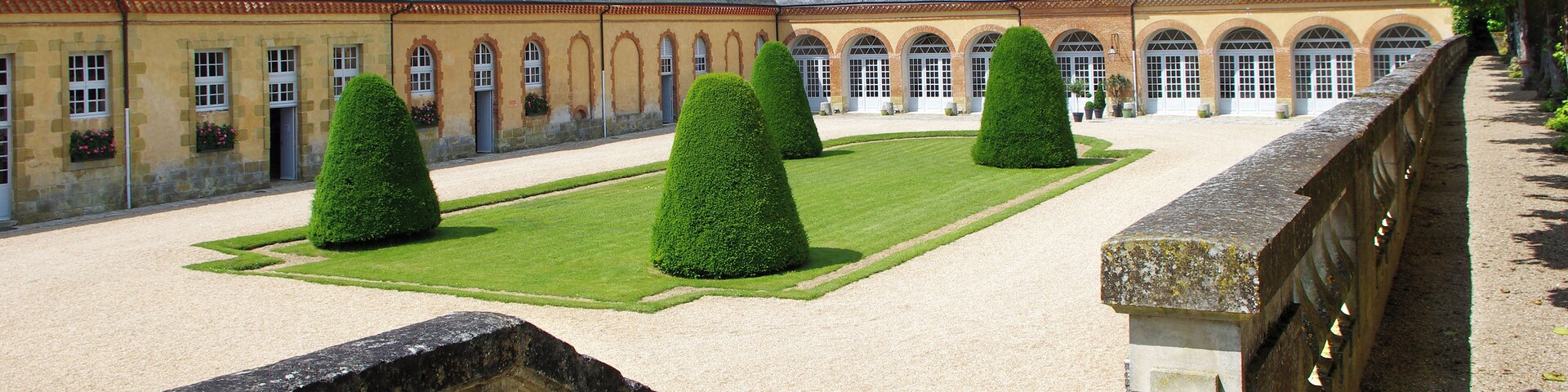 Les écuries. En 1759, Charles-François Leblanc de Manarval, maître de forges et Directeur de la Manufacture royale de draps de Châteauroux, acquiert les terres de Bouges. Il fait édifier le château bâti en pierre de taille, dont on attribue la construction à l'architecte du Roi Jacques-Ange Gabriel(1698-1782). En 1818, Talleyrand acquiert le château pour y installer sa chère nièce, la Duchesse de Dino. En 1917, le château est acquit par Henri Viguier, Président-directeur général du Bazar de l'Hôtel de Ville. Sans enfants, Henri Viguier lèguera le château à la Caisse nationale des monuments historiques en 1968. En acquérant Bouges, Henry Viguier peut se consacrer à son amour du cheval, et place cet animal au centre de tous ses loisirs de châtelain : chasses, promenades, pique-niques, voyages ou approvisionnement du château. Propriétaire d’une écurie de courses, il aime particulièrement les beaux attelages. The stables. In 1759, Charles-François Leblanc Manarval, ironmaster and Director of the Royal Manufactory sheets Chateauroux, acquires land Dens. He built the stone buildings, the construction of the King's architect Jacques-Ange Gabriel (1698-1782) is credited castle. In 1818, Talleyrand bought the castle to install his beloved niece, the Duchess of Dino. In 1917, the castle was acquired by Henry Viguier, CEO of Bazar de l'Hotel de Ville. Without children, Henry Viguier bequeathed the castle to the National Fund for Historical Monuments in 1968. When he bought Bouges, Henry Viguier was able to devote himself to his love of horses, which he placed at the heart of all his genteel leisurely pursuits: hunting, walking, picnics, journeys and supplying the château. He owned racing stables and was particularly fond of beautiful carriages.