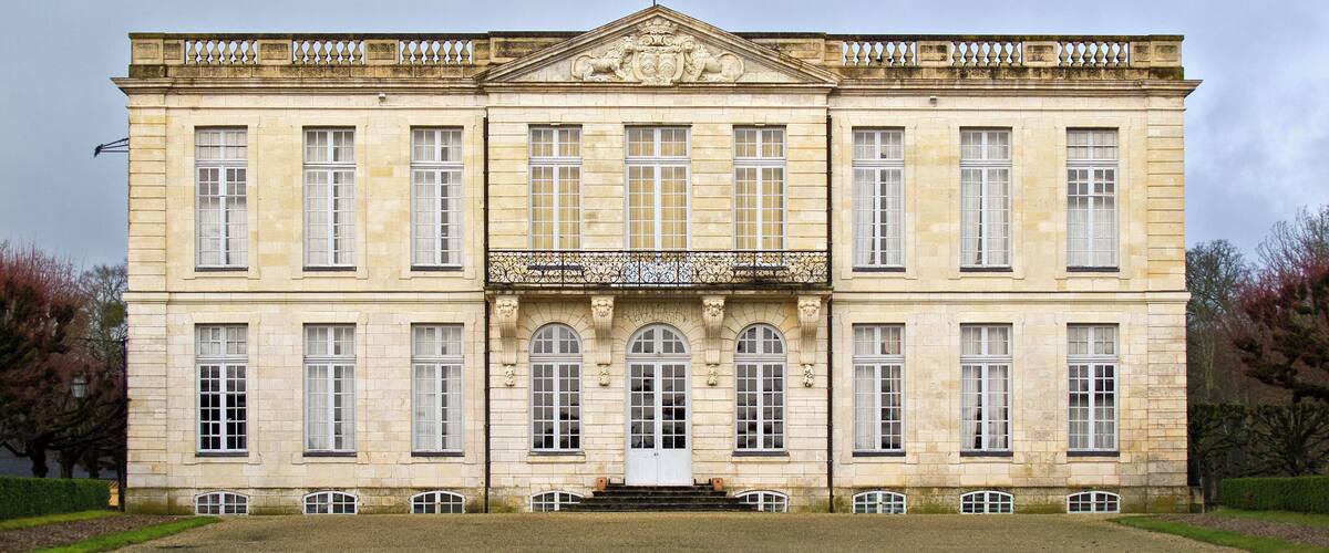 Le château de Bouges. Cette demeure a été construite en 1765 pour Claude Charles François Leblanc de Marnaval, maître de forges et directeur de la Manufacture royale de draps de Châteauroux. La famille Leblanc est originaire de Saint-Dizier (Haute-Marne). Elle possédait au 18ème siècle les forges de Buisson (Marne) et un haut-fourneau à Châtelier (Marne). Claude Leblanc est propriétaire des forges de Marnaval (quartier de Saint-Dizier). Après avoir quitté la Champagne pour le Berry, il prend l'exploitation des forges de Clavières (Indre), en 1735. Un de ses fils, Claude Charles François dit Leblanc de Marnaval, épouse, en 1753, Marie Anne Gaudard. Marie Anne est la fille de Pierre Gaudart, seigneur de La Verdine, trésorier de France et commissaire des ponts et chaussées. En 1763, Leblanc de Marnaval achète la terre de Bouges et y fait construire un château à l'italienne. Leblanc de Marnaval tombe sous le coup d'un arrêt du Conseil le 13 août 1773, pour détournement de fonds. Castle Bouges. This house was built in 1765 for Charles Claude François Leblanc Marnaval, ironmaster and director of the Royal Factory of sheets Châteauroux. Leblanc family is originally from Saint-Dizier (Haute-Marne). She had in the 18th century forges Buisson (Marne) and blast furnace Chatelier (Marne). Claude Leblanc owns forges Marnaval (district of Saint-Dizier). After leaving the Champagne Berry, it is the operation of smithies Clavières (Indre) in 1735. A son, Charles Claude François Leblanc said Marnaval, married in 1753, Anne Marie Gaudard. Anne Marie is the daughter of Pierre Gaudart, Lord of La Verdine, treasurer of France and commissioner of roads and bridges. In 1763, Leblanc Marnaval Bouges buys the land and built a castle in Italian style. Leblanc Marnaval falls under a judgment of the Council on 13 August 1773, for embezzlement.