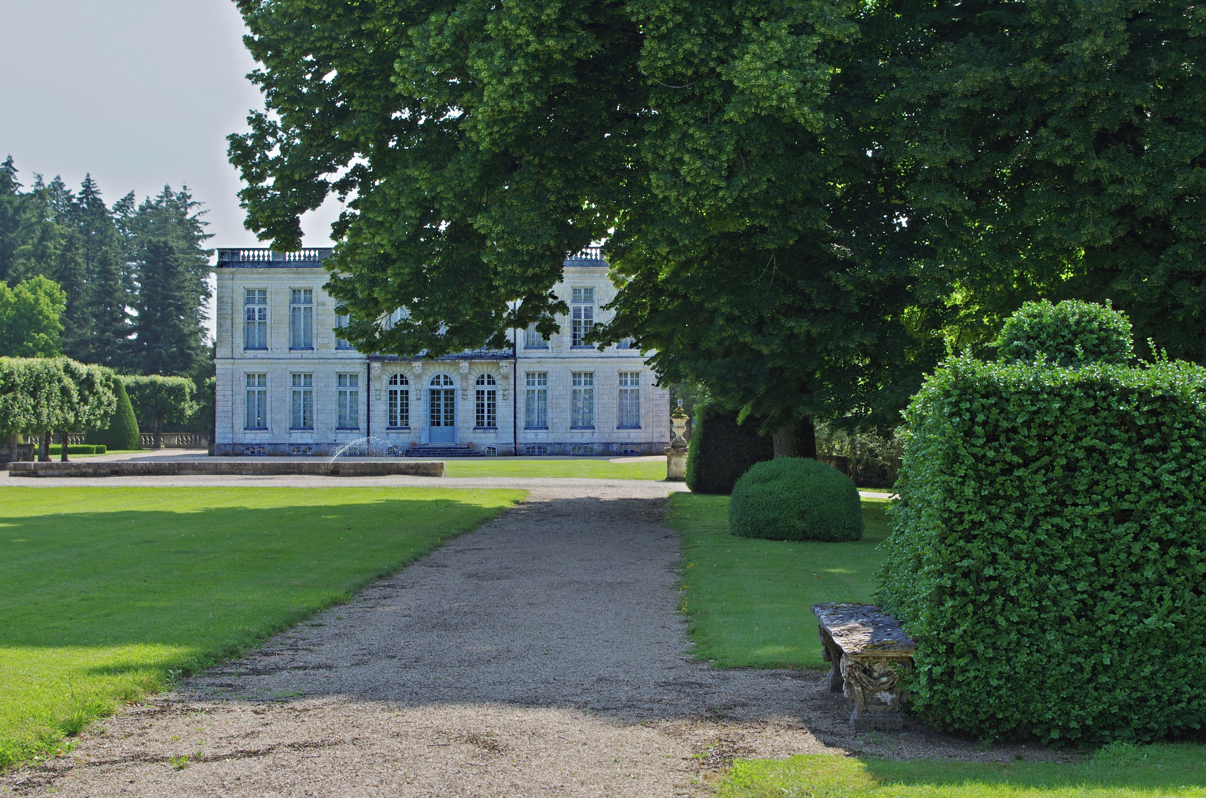 Cette élégante demeure à l'italienne du XVIIIe siècle évoque, le Petit Trianon de Versailles. En 1759, Charles-François Leblanc de Manarval, maître de forges et Directeur de la Manufacture royale de draps de Châteauroux, acquiert les terres de Bouges. Il fait édifier le château bâti en pierre de taille, dont on attribue la construction à l'architecte du Roi Jacques-Ange Gabriel(1698-1782). On doit , entre autres, à Jacques-Ange Gabriel, le Petit Trianon de Versailles et le pont Jacques Gabriel de Blois, ainsi que la place de la Bourse à Bordeaux et la place de la Concorde. En 1818, Talleyrand acquiert le château pour y installer sa chère nièce, la Duchesse de Dino. La Duchesse de Dino, Dorothée princesse de Courlande, était d'une grande beauté et d'une vive intelligence. Dorothée est née à Friedrichsfelde, près de Berlin, le 21 août 1793. Balzac, qu'elle n'aimait pas, l'a représentée, dans La Comédie humaine, sous les traits peu flatteurs de la marquise d'Espard, en particulier dans "l'Interdiction"(1836). Dans "l'Interdiction", la marquise d'Espard veut faire interdire son mari sous prétexte de folie. En 1917, le château est acquit par Henri Viguier, Président-directeur général du Bazar de l'Hôtel de Ville. Sans enfants, Henri Viguier lèguera le château à la Caisse nationale des monuments historiques en 1968. This elegant Italian-eighteenth century evokes the Petit Trianon at Versailles. In 1759, Charles-François Leblanc Manarval, ironmaster and Director of the Royal Manufactory sheets Chateauroux, acquires land Dens. He built the stone buildings, the construction of the King's architect Jacques-Ange Gabriel (1698-1782) is credited castle. We must, among others, Jacques-Ange Gabriel, the Petit Trianon at Versailles and Jacques Gabriel bridge of Blois, and the Place de la Bourse in Bordeaux and Place de la Concorde. In 1818, Talleyrand bought the castle to install his beloved niece, the Duchess of Dino. Duchess of Dino, Dorothy Princess of Courland, was a great beauty and a keen intelligence. Dorothy was born in Friedrichsfelde near Berlin, August 21, 1793. Balzac, she did not like, was represented in The Human Comedy, under unflattering features of the Marquise d'Espard, especially in the "Interdiction" (1836). In "Prohibition," the Marquise d'Espard wants to ban her husband on the grounds of insanity. In 1917, the castle was acquired by Henry Viguier, CEO of Bazar de l'Hotel de Ville. Without children, Henry Viguier bequeathed the castle to the National Fund for Historical Monuments in 1968.