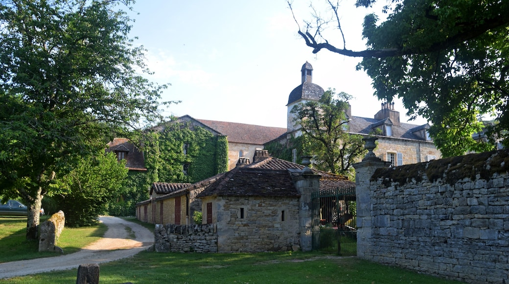 This building is en partie classé, en partie inscrit au titre des Monuments Historiques. It is indexed in the Base Mérimée, a database of architectural heritage maintained by the French Ministry of Culture, under the reference PA00095750 .