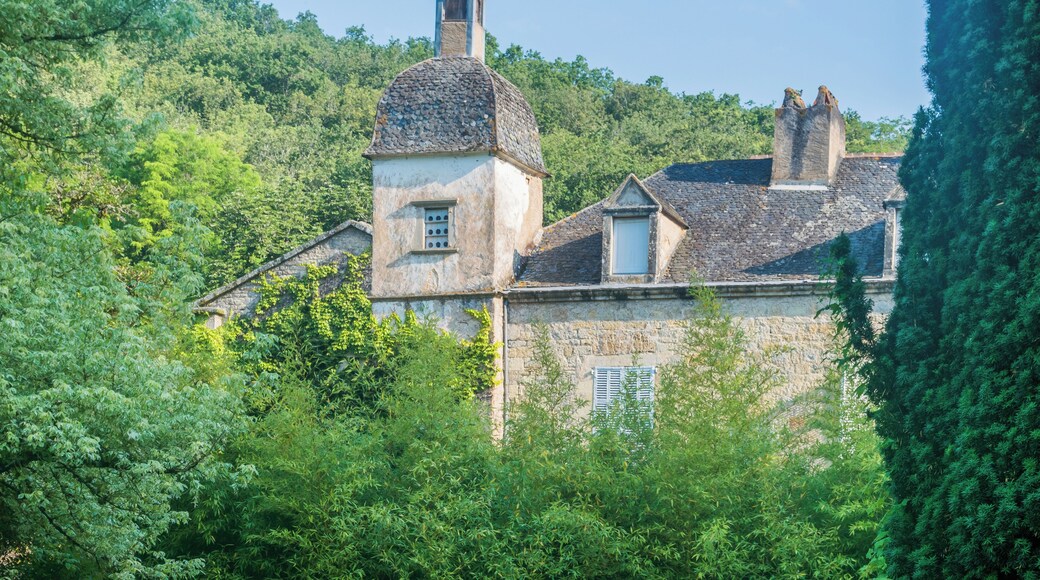 This building is en partie classé, en partie inscrit au titre des Monuments Historiques. It is indexed in the Base Mérimée, a database of architectural heritage maintained by the French Ministry of Culture, under the reference PA00095750 .