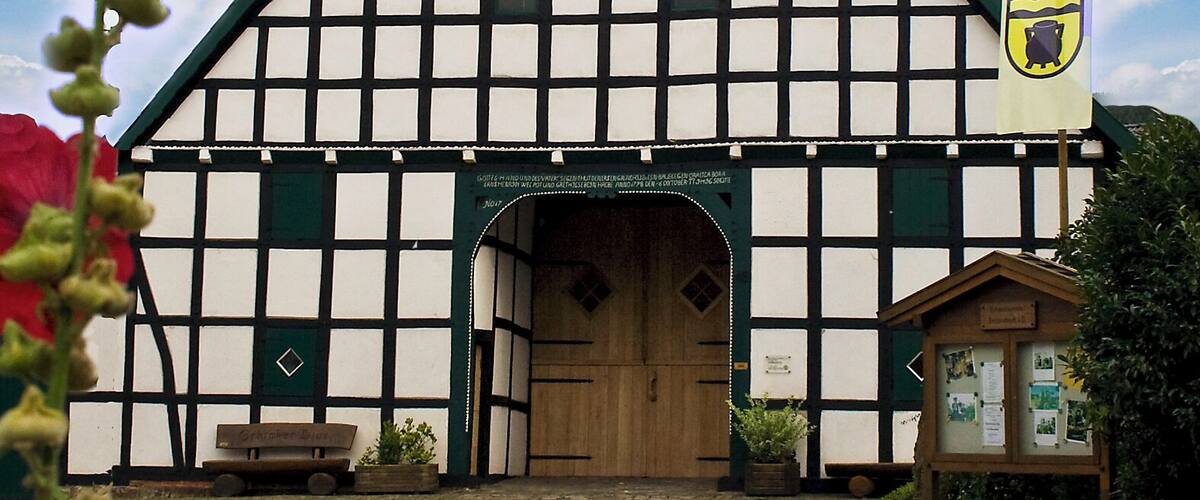 Fachwerkgiebel des Gehrmker Hius' (Nordseite) Das Bild ist nachbearbeitet (bedeckter Himmel durch blauen Wölkchen-Himmel ersetzt).