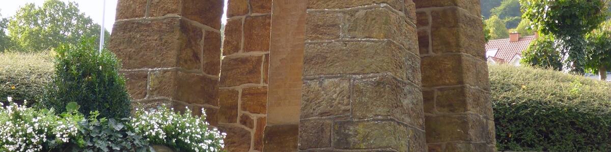 Das Kriegerdenkmal für die Gefallenen des Ersten Weltkrieges in Nettelstedt (Ortschaft der Stadt Lübbecke) aus nördlicher Richtung.