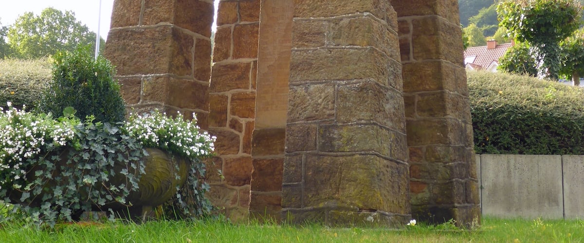 Das Kriegerdenkmal für die Gefallenen des Ersten Weltkrieges in Nettelstedt (Ortschaft der Stadt Lübbecke) aus nördlicher Richtung.