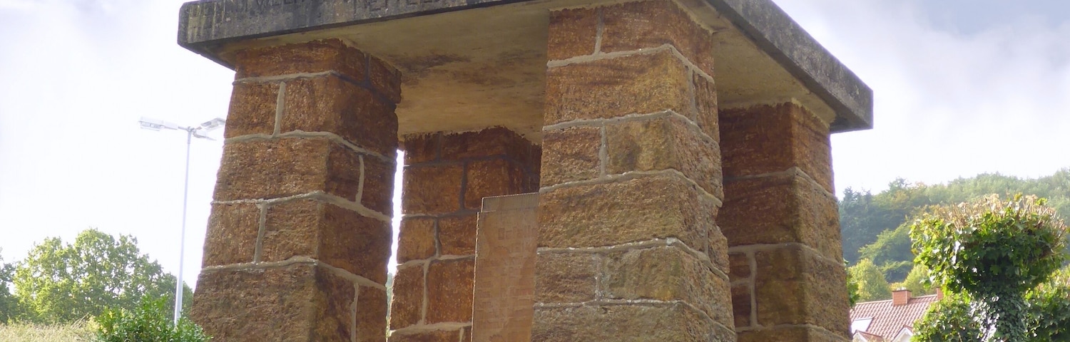 Das Kriegerdenkmal für die Gefallenen des Ersten Weltkrieges in Nettelstedt (Ortschaft der Stadt Lübbecke) aus nördlicher Richtung.