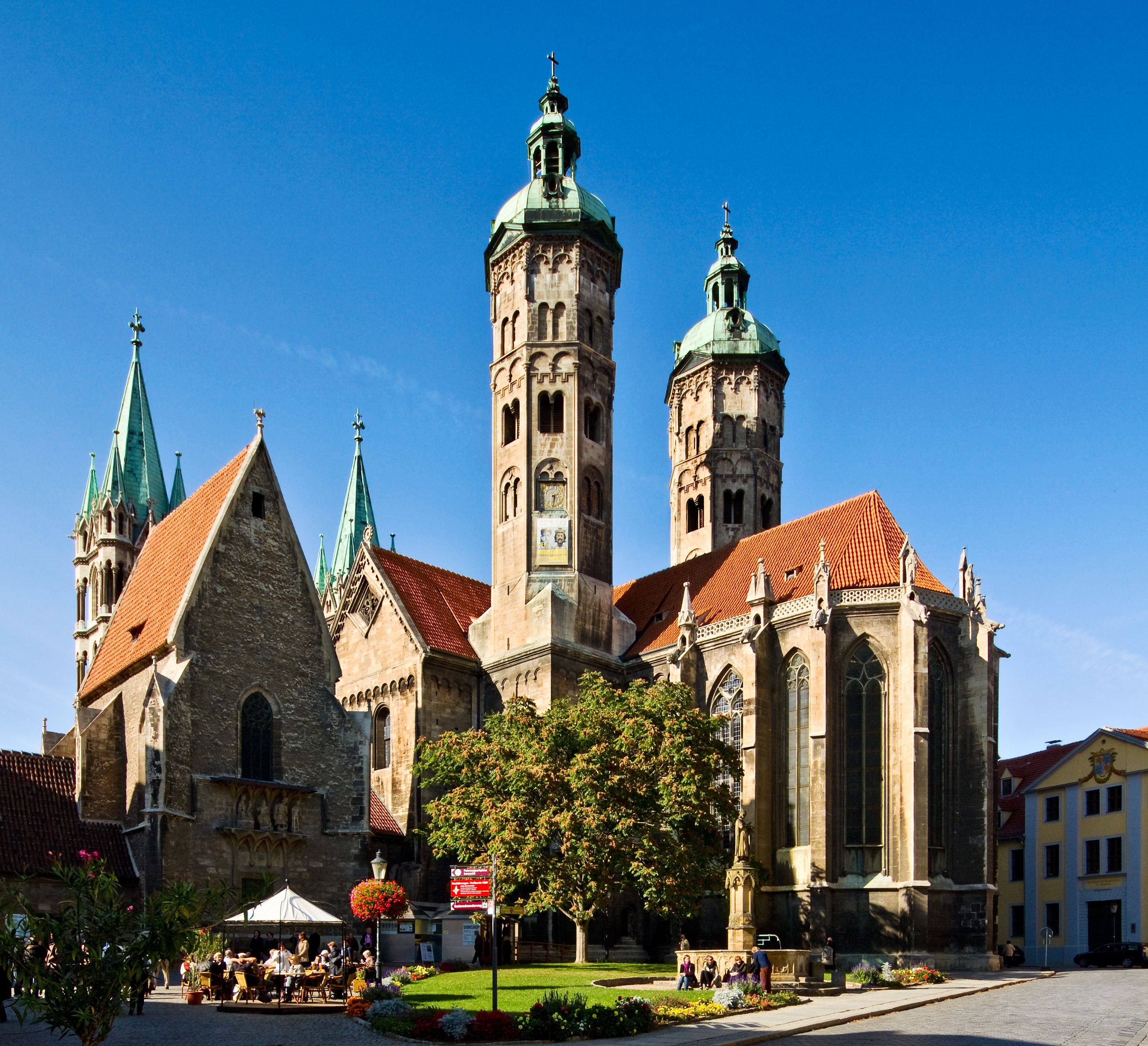 Eine historische Kirche mit zwei Türmen und einem roten Ziegeldach.