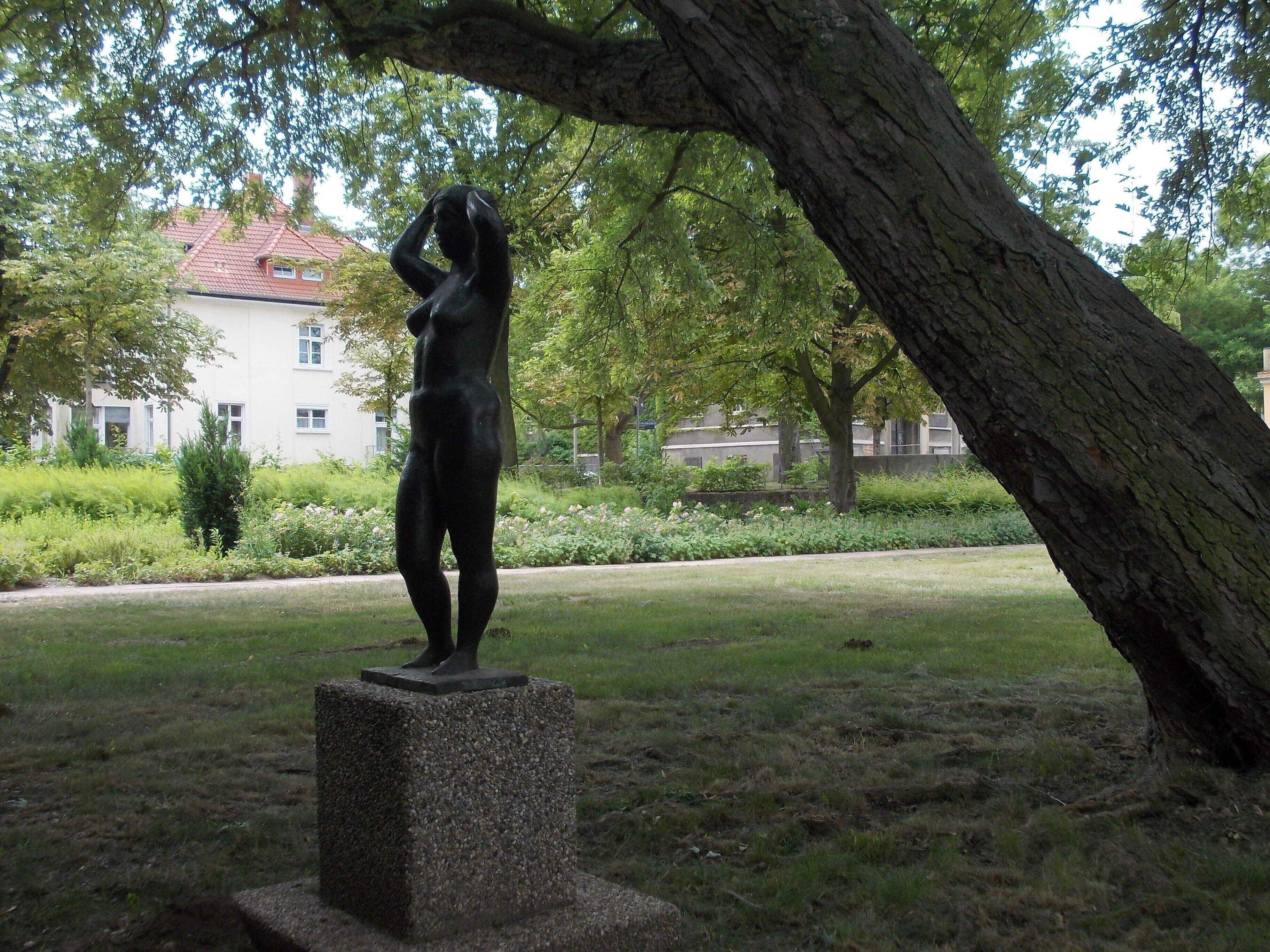 Sculpture Park in Leuna (district: Saalekreis, Saxony-Anhalt), "Standing woman" by Lore Plietzsch