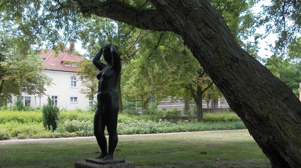 Sculpture Park in Leuna (district: Saalekreis, Saxony-Anhalt), "Standing woman" by Lore Plietzsch