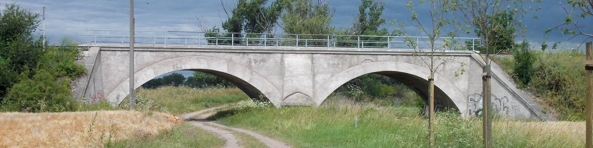 Bridge of the Merseburg-Leipzig railway line over the path between Trebnitz (merseburg) and Kreypau (Leuna), district: Saalekreis, Saxony-Anhalt