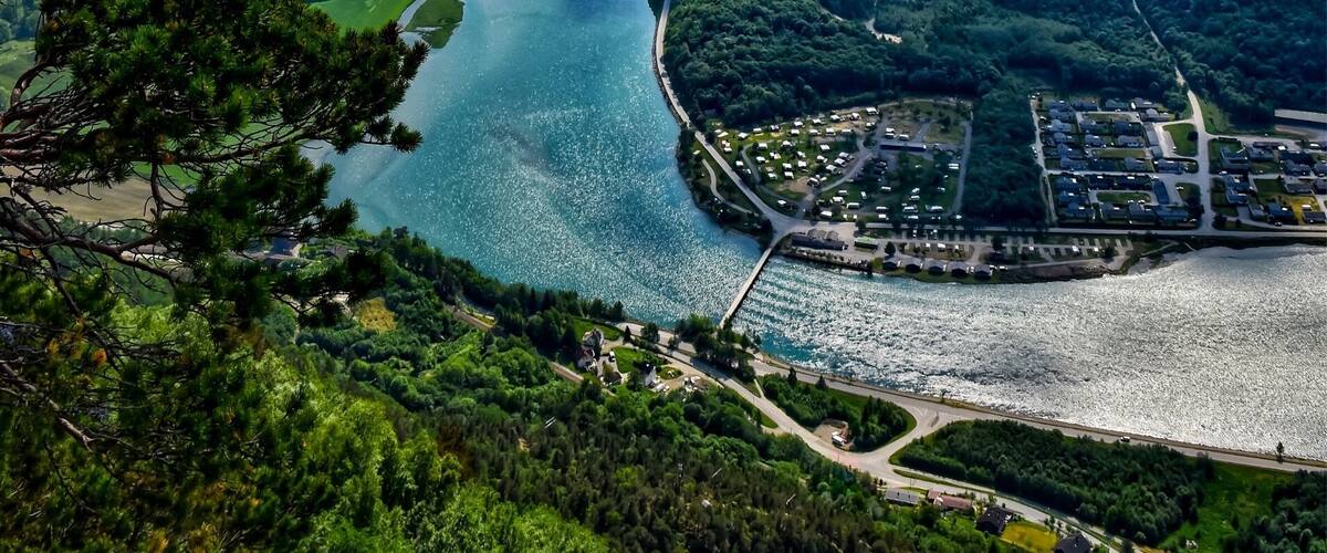 This photo was taken in early June this year during a tough 2 hour hike up from the town of Andalsnes to the Rampestreken viewpoint. The Photo does the view no justice at all. Absolutely stunning!! Highly recommended hike if in the area. #roadtrip #travel #mountains #river #norway #hike #perspectives