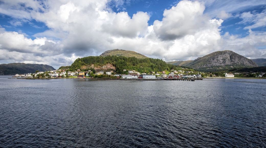 insel im nordmeer mit schönem himmel