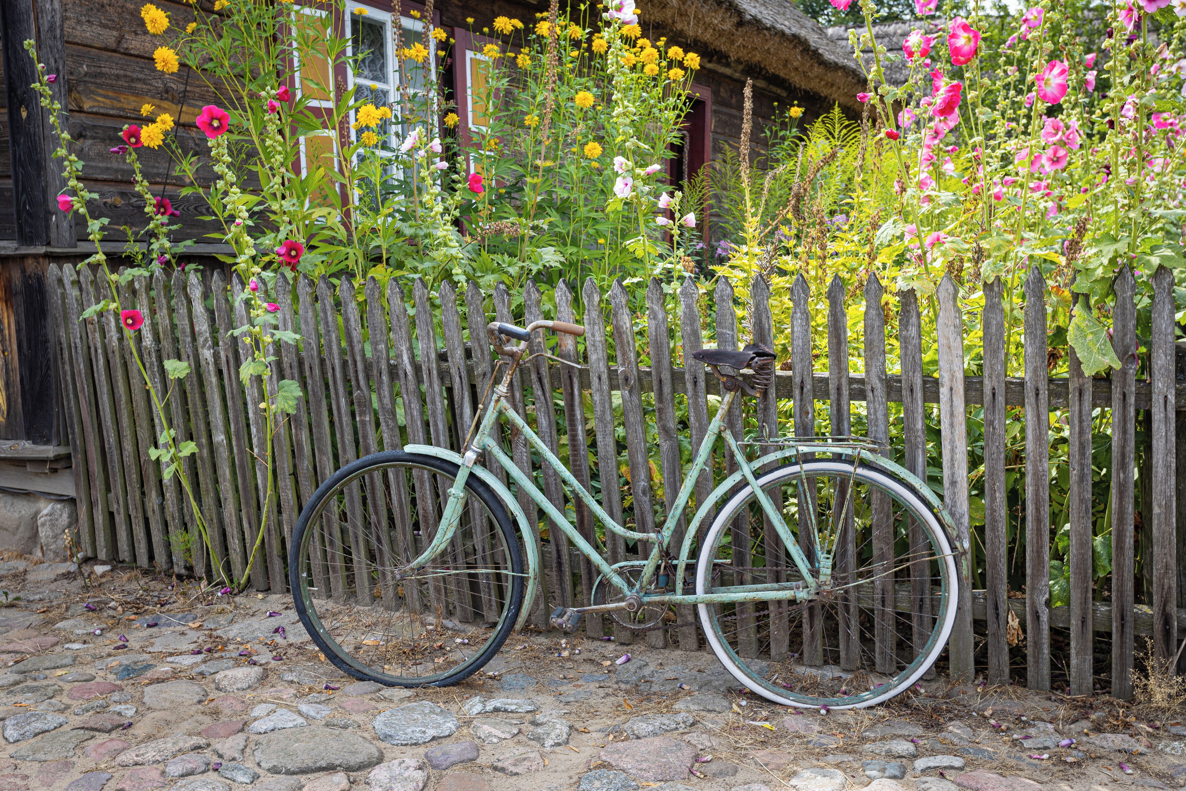 Cottages surrounded by vegetable and flower gardens or apiaries and animals living here make an impression of a village that is still teeming with life. Courtly interiors from the end of the 19th and the beginning of the 20th century.