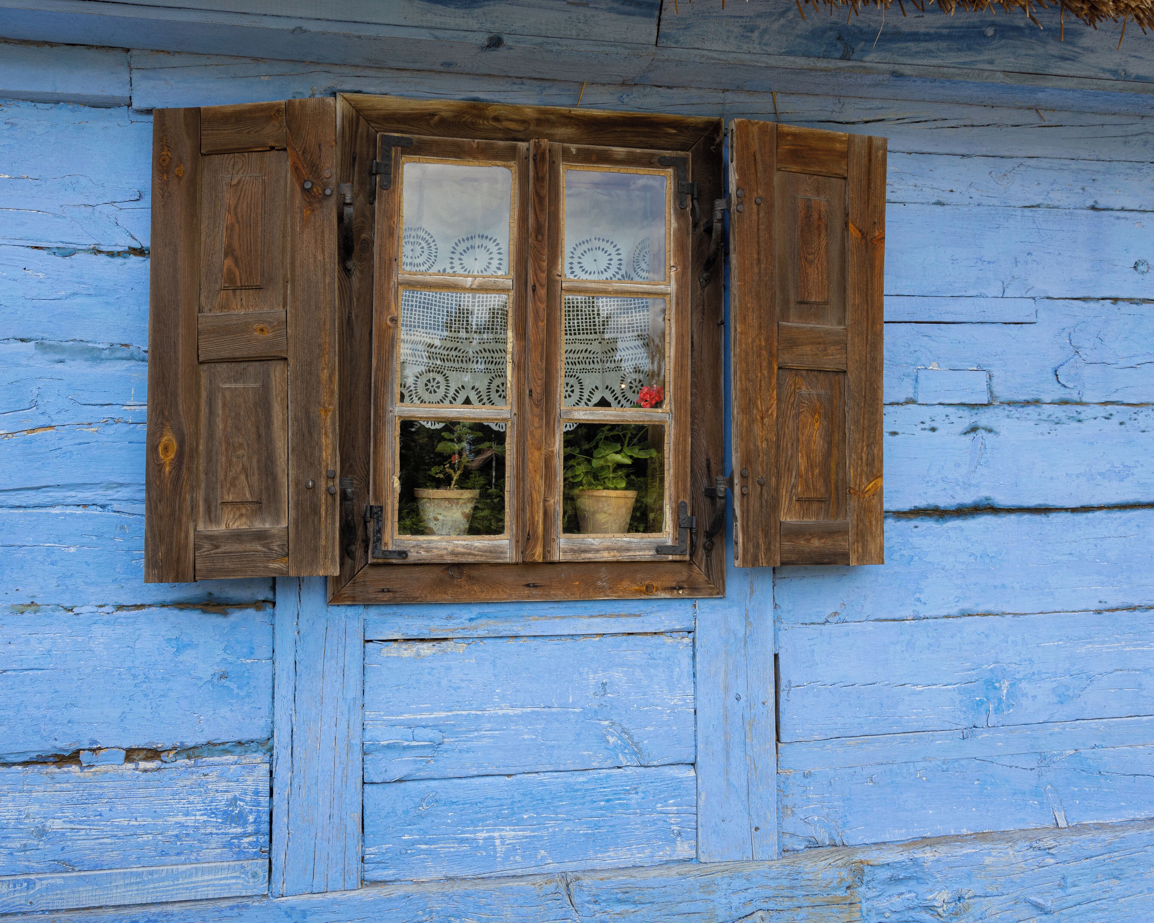 Cottages surrounded by vegetable and flower gardens or apiaries and animals living here make an impression of a village that is still teeming with life. Courtly interiors from the end of the 19th and the beginning of the 20th century.