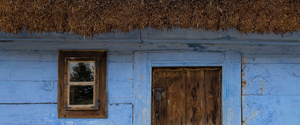Cottages surrounded by vegetable and flower gardens or apiaries and animals living here make an impression of a village that is still teeming with life. Courtly interiors from the end of the 19th and the beginning of the 20th century.