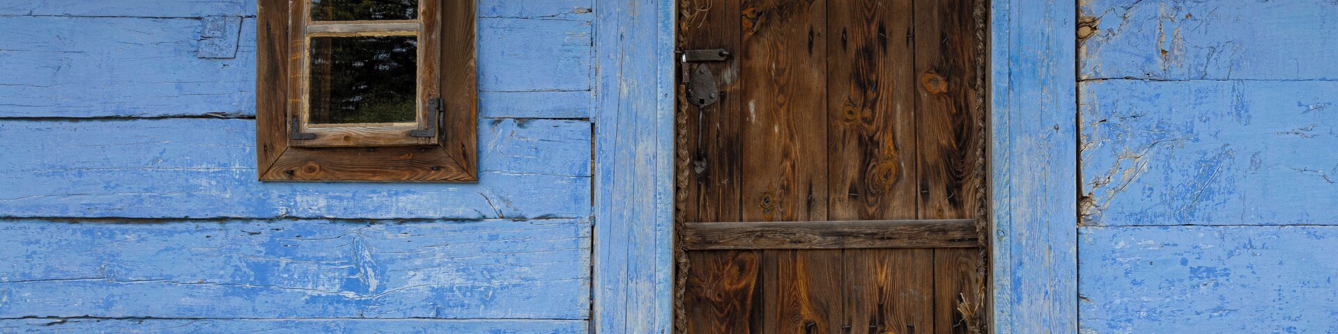 Cottages surrounded by vegetable and flower gardens or apiaries and animals living here make an impression of a village that is still teeming with life. Courtly interiors from the end of the 19th and the beginning of the 20th century.