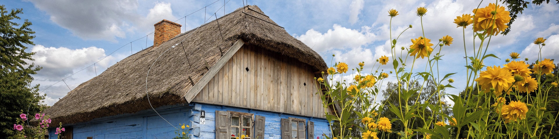 Cottages surrounded by vegetable and flower gardens or apiaries and animals living here make an impression of a village that is still teeming with life. Courtly interiors from the end of the 19th and the beginning of the 20th century.