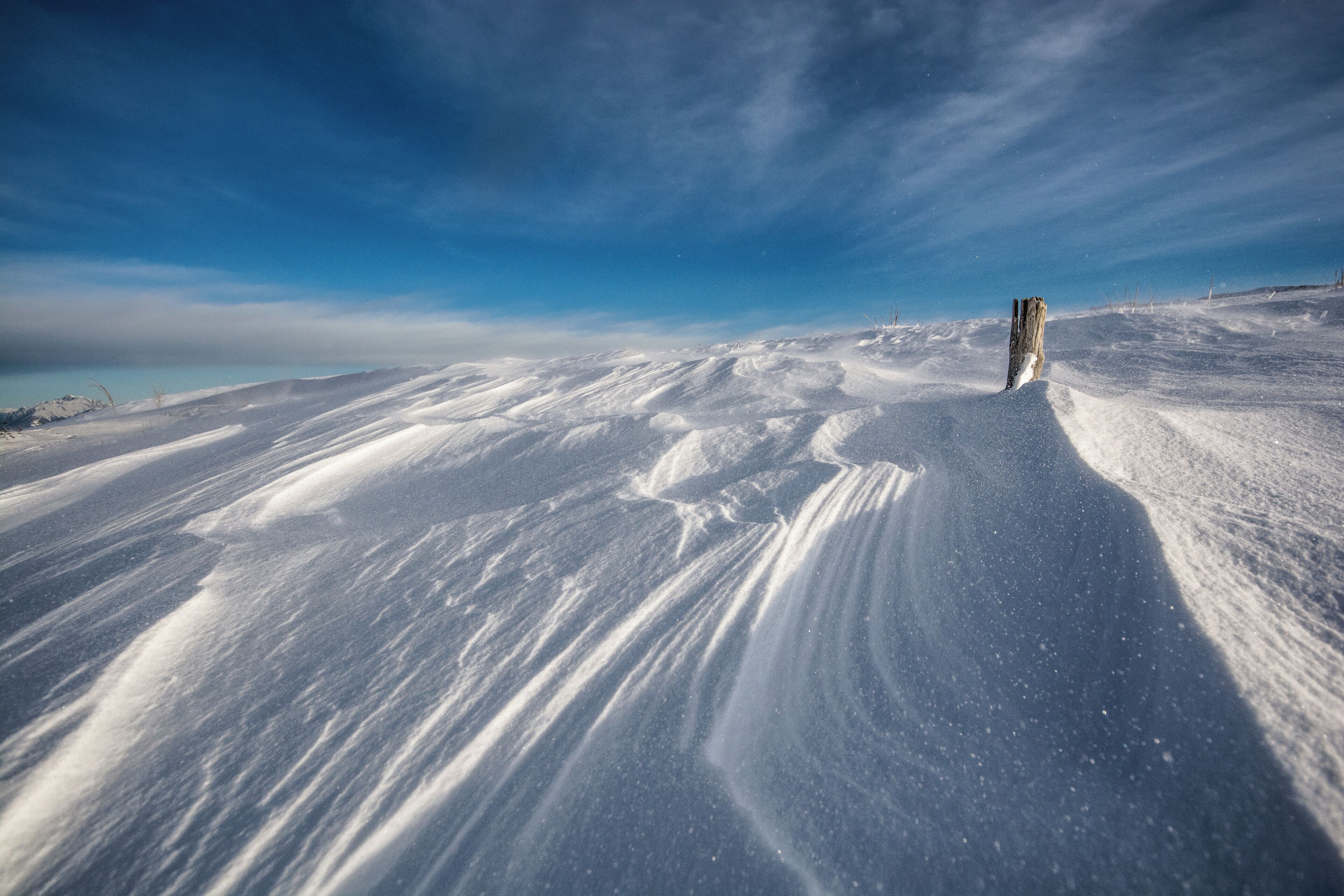 vicino al sacrario fuori da ogni sentiero, camminando nella neve s'era soltanto un deserto i ghiaccio e vento