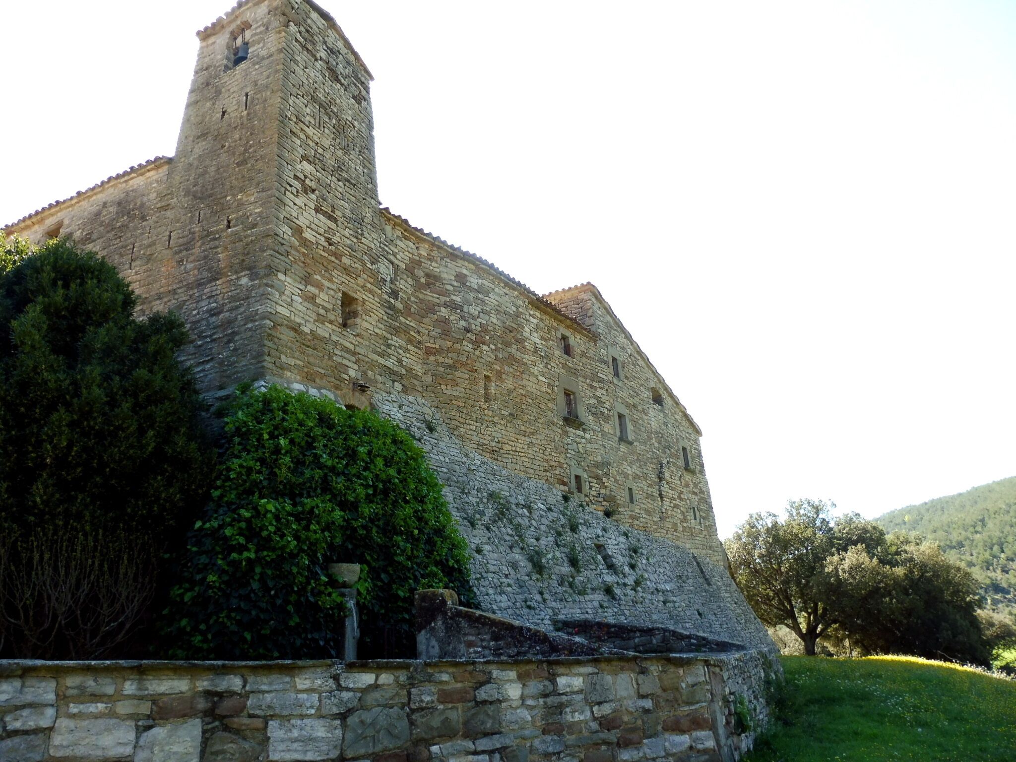 Església de Sant Cristòfol de Figuera (Sant Mateu de Bages): l'església i la masia formen un sol cos als murs de ponent
