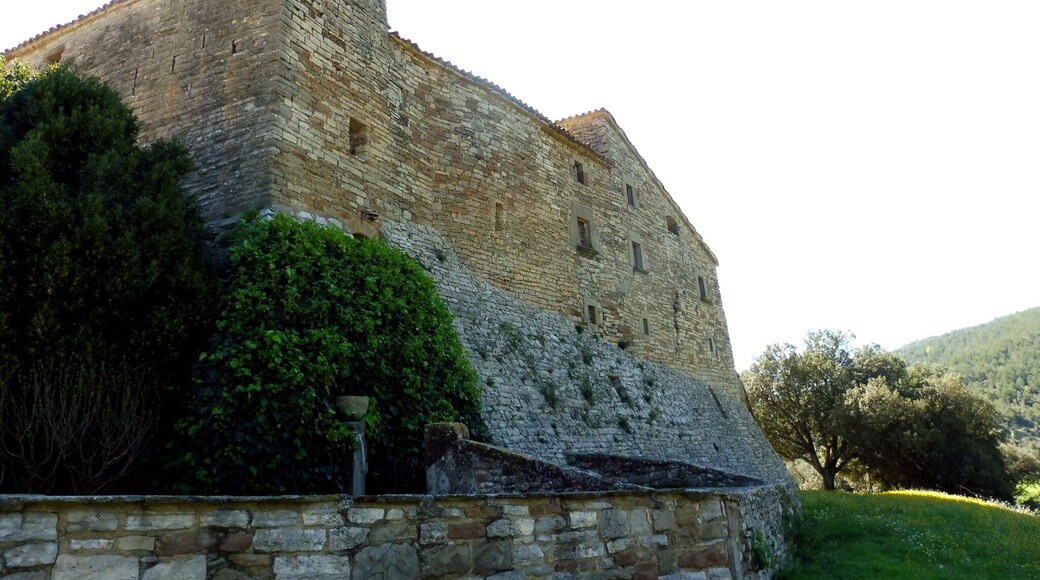 Església de Sant Cristòfol de Figuera (Sant Mateu de Bages): l'església i la masia formen un sol cos als murs de ponent