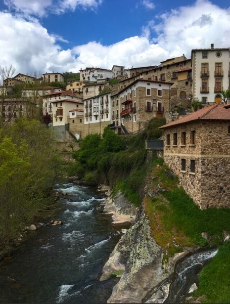 #villosladadecameros #larioja #spain #lifeatexpedia #sierradecameros
In La Rioja , Spain. There is a very secret area called Sierra de Cameros with incredible landscapes