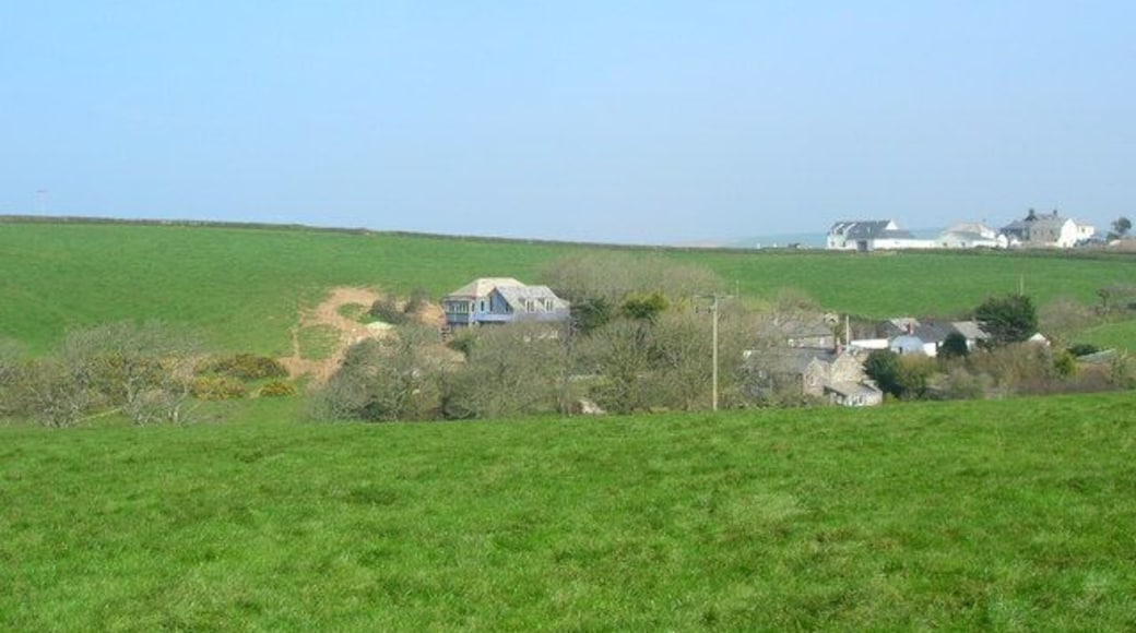 Building developments above Port Isaac Homer Park is to the right and on the top of the hill overlooking Port Isaac. Closer is a newer development on a dead-end road looking down a green valley to the sea.
