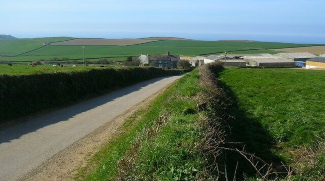 Roscarrock Old farmhouse and newer farm buildings set safely off the beaten coastal path which runs between Port Quin, hidden in a valley to the left, and Port Isaac, 90 degrees to the right.