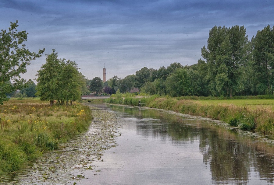 Dit is een gedeelte van de Dommel met uitkijk op de oude kerktoren 'magere Josje' in Selissen.