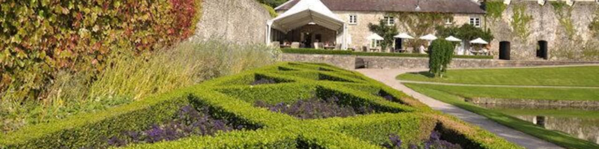 Box hedge and tearoom - Aberglasney House