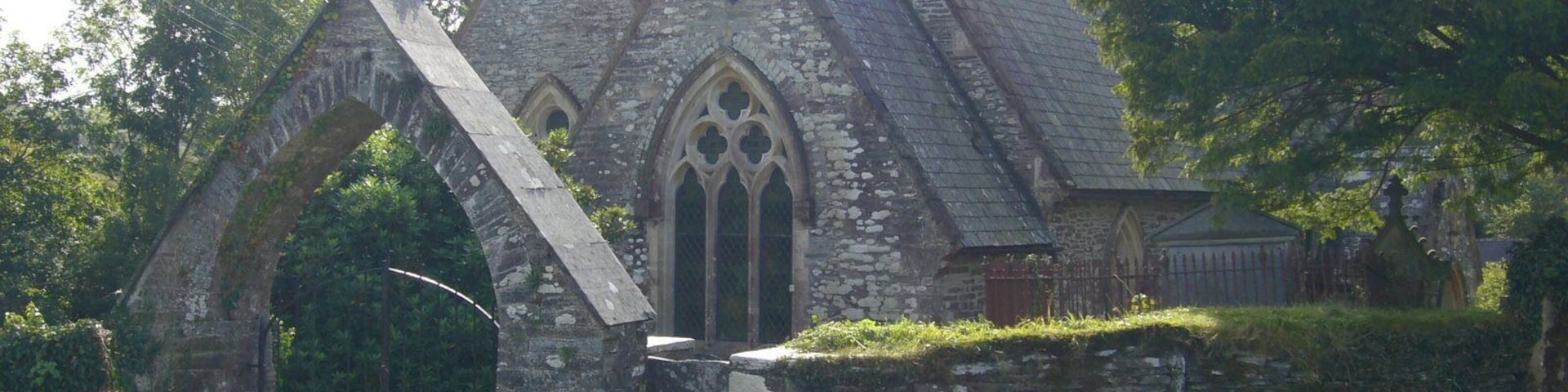 Why the stile? This is the church of St Clydey. At several of the Anglican churches (Yr Eglwys yng Nghymru) in this area we find a stile immediately beside the gates. Why? Was there a tradition that the gates were only opened for special occasions such as weddings and funerals?
