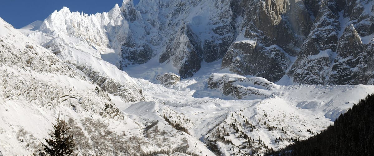Panoramic view at The Drus 3751 m, with Aiguille Verte 4122 m behind it (the white saddle left of it). The sharp rocky peak in between hes 2 is the Pic sans nom 3791 m. The pure withe hump left is the Petite Aiguille Verte 3512 m, and the almost square peak more in the center is the Aiguille Carree 3716 m. The photolocation was just beside the main road between Chamonix and Argentiere, at a height of some 1060 m and 5 to 6 km distance from these peaks. The Drus rise up over more than 1000 m above the glacier in front of it!