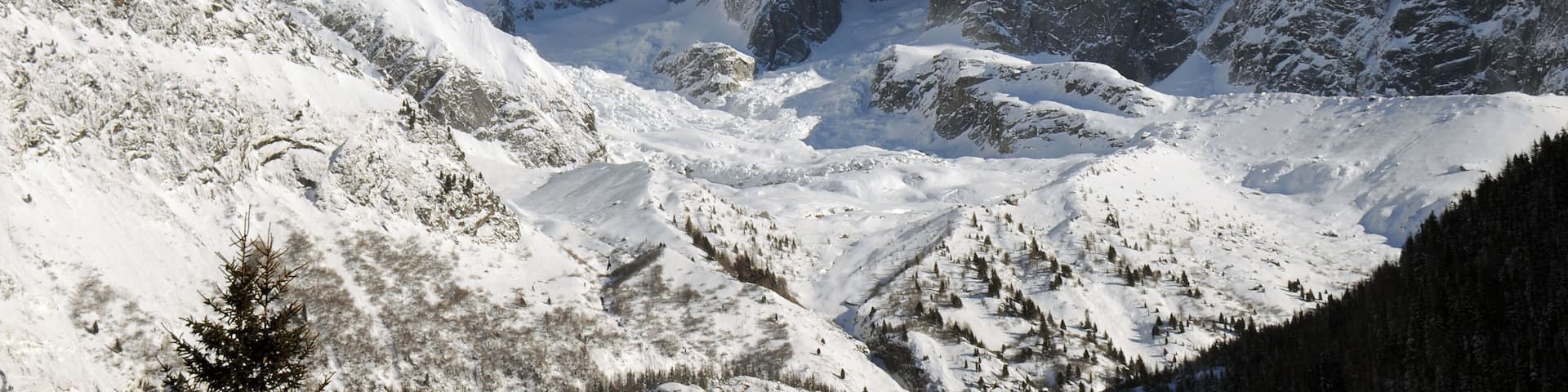 Panoramic view at The Drus 3751 m, with Aiguille Verte 4122 m behind it (the white saddle left of it). The sharp rocky peak in between hes 2 is the Pic sans nom 3791 m. The pure withe hump left is the Petite Aiguille Verte 3512 m, and the almost square peak more in the center is the Aiguille Carree 3716 m. The photolocation was just beside the main road between Chamonix and Argentiere, at a height of some 1060 m and 5 to 6 km distance from these peaks. The Drus rise up over more than 1000 m above the glacier in front of it!
