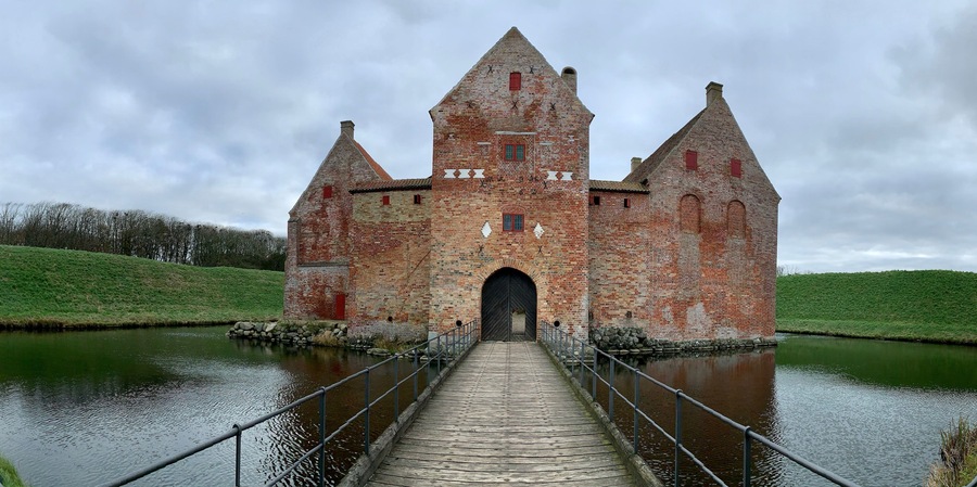 Eine gut erhaltene Burg in der vom Keller bis zum Dachboden alles frei begehbar ist. Wenn man in der Nähe sein sollte unbedingt empfehlenswert!!!