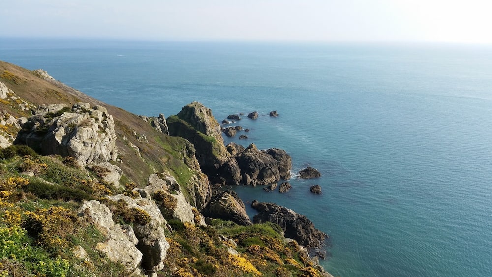 One of my favourite cliff walks in Guernsey. #channelislands #merch #lifeatexpedia