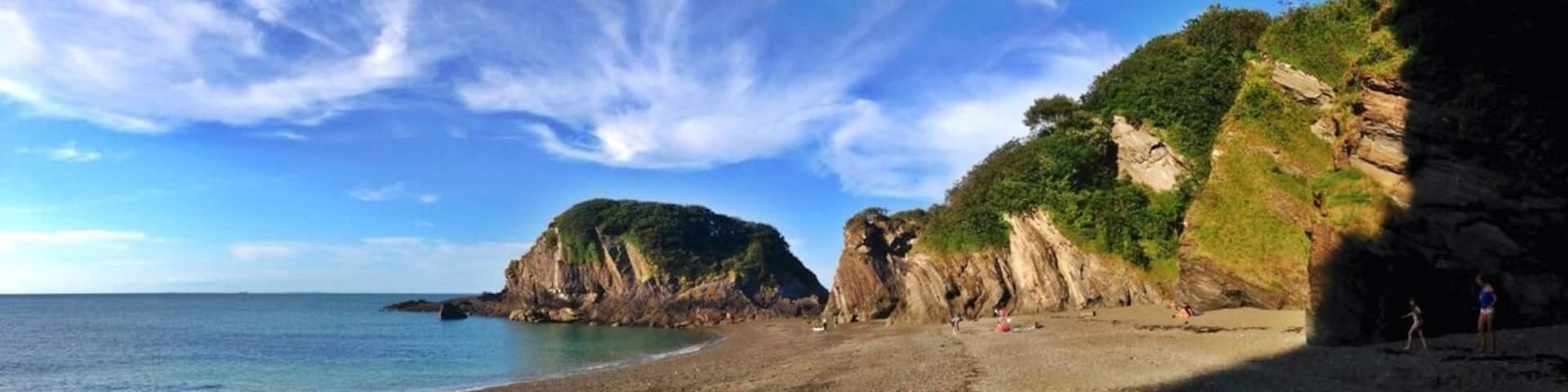 #beach Access by boat or by steep steps down the cliff, from the coast path. Near Combe Martin. Very peaceful late afternoon as the tide went out.
At high tide the little island at the centre of the picture is separated from the cliffs by a narrow channel of water that's passable in kayaks. At low tide a sandbank/beach is revealed giving great views of Little Hangman.