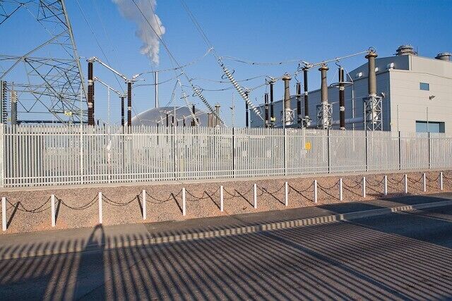 Marchwood National Grid Substation This substation feeds power at 400 KV into the national grid from Marchwood Power Station (under construction). The power station combines gas and steam turbines to generate 824 MW at 58% efficiency; it will cost £380m to build, see http://www.marchwoodpower.com . From right, just seen are the tops of the chimneys, then a white building with air vents (probably the main turbine hall). The nearest white building probably contains electrical switchgear. It is apparent from the white tubes carrying power from this building to the pylon that the switchgear is gas insulated. In the background is the silver dome of Marchwood Incinerator (unrelated). In the foreground is East Road.