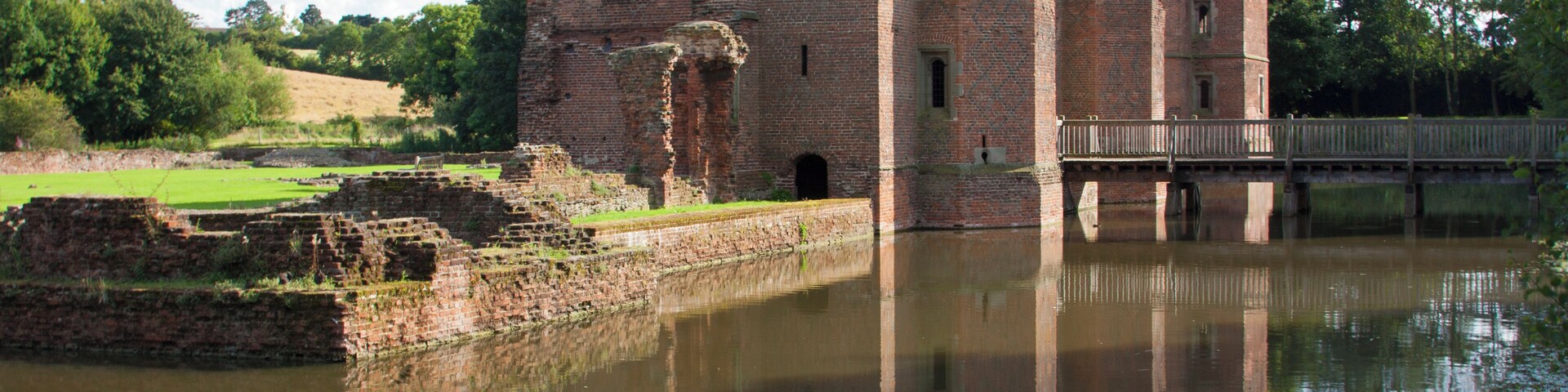 Kirby Muxloe Castle Wikidata has entry Q17674633 with data related to this item.