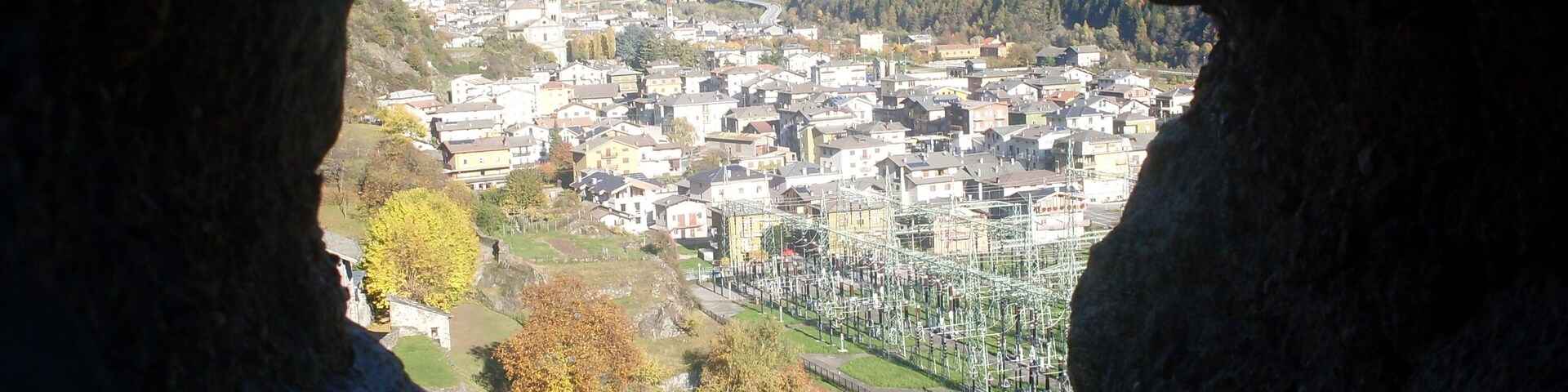 Un pueblo enclavado en un valle con montañas al fondo.
