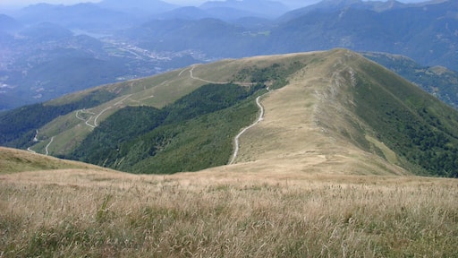 Blick vom Gipfel des Monte Bar ins Tessiner Bergland.Links liegt ein Teil des Lago di Lugano.Der Monte Bar liegt in der Nähe von Lugano im Schweizer Kanton Tessin.