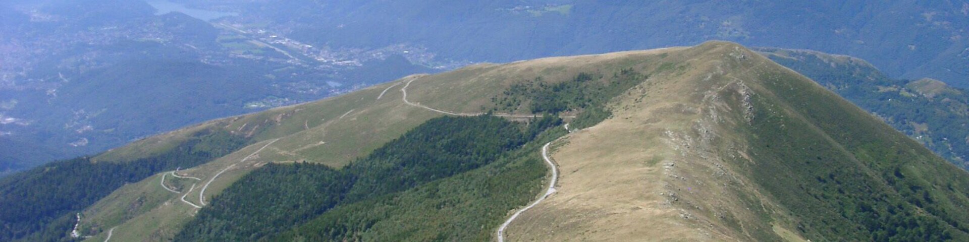 Blick vom Gipfel des Monte Bar ins Tessiner Bergland.Links liegt ein Teil des Lago di Lugano.Der Monte Bar liegt in der Nähe von Lugano im Schweizer Kanton Tessin.