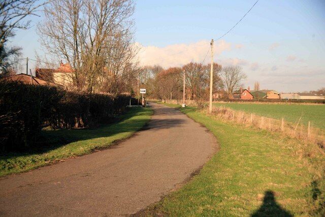 Dead end Looking back towards Sutton on Trent village this road is a dead end. One can only cross the railway behind the photographer on foot.