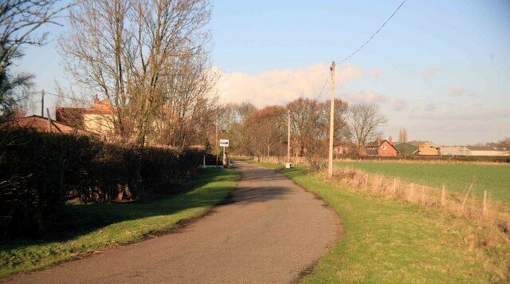 Dead end Looking back towards Sutton on Trent village this road is a dead end. One can only cross the railway behind the photographer on foot.