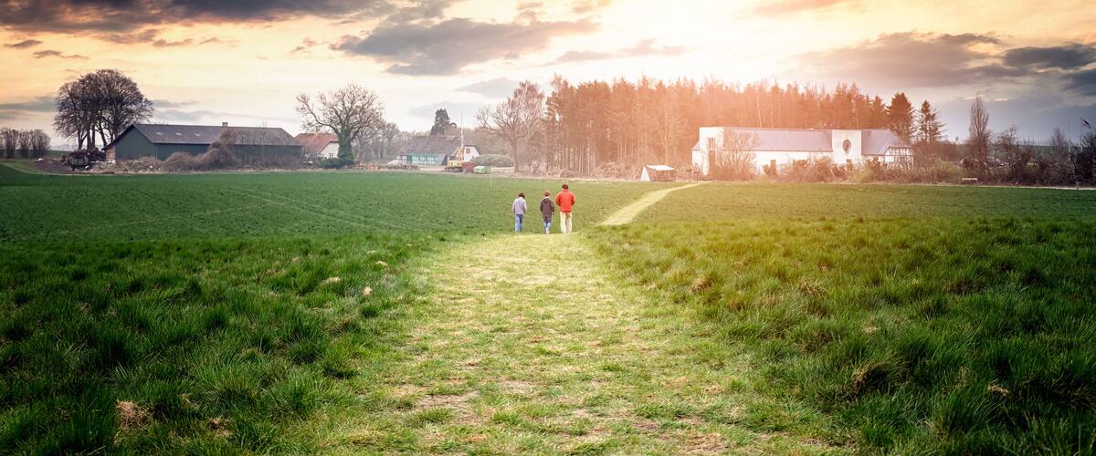 Familia andando hacia la granja