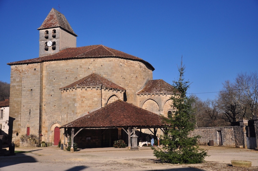 This is one of the many 'plus beaux villages' in the north Dordogne. Its chateau and cathedral dwarf the rest of the tiny village.