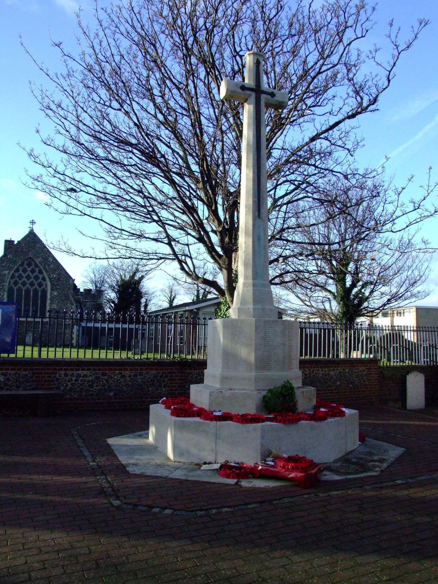 Northfleet merges with Gravesend in Kent. It is on the River Thames estuary. The shore has been excated for chalk, and heavy industry used the recovered land.. War memorial. Camera location 51° 26′ 34.8″ N, 0° 20′ 08.88″ E View this and other nearby images on: OpenStreetMap - Google Earth 51.443000; 0.335800