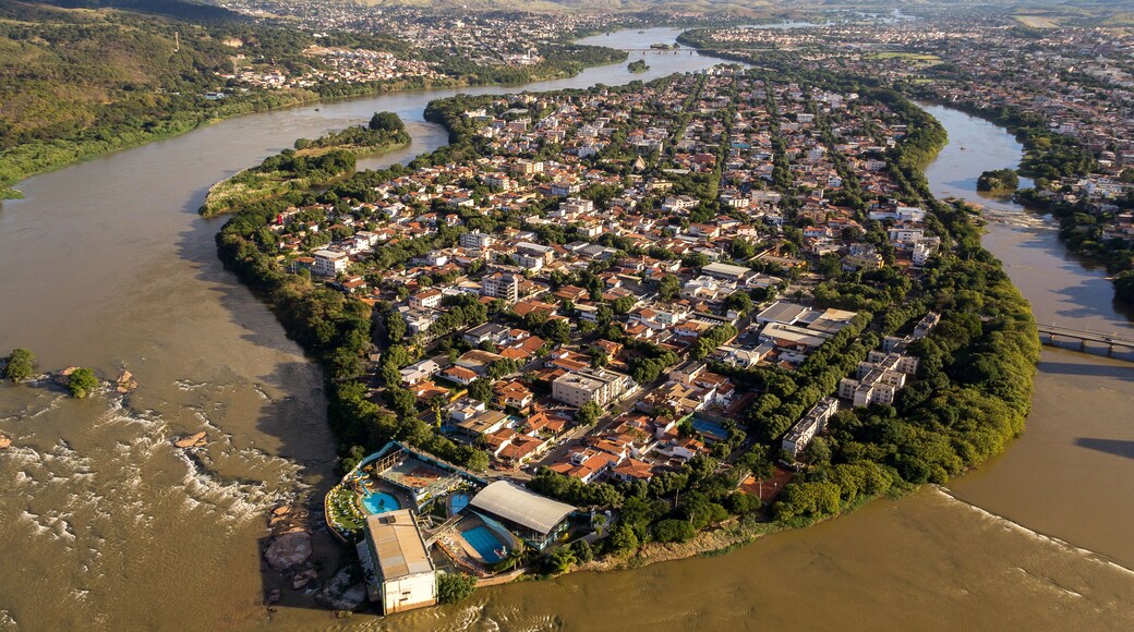 Paisagem aérea em Governador Valadares com Paraglider e pico do ibituruna e vale do rio Doce