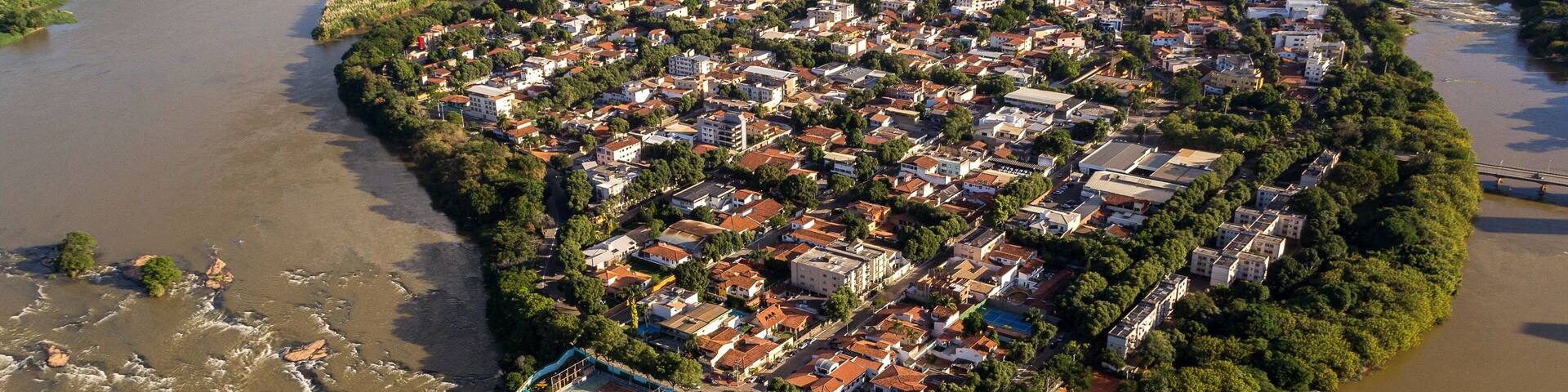 Paisagem aérea em Governador Valadares com Paraglider e pico do ibituruna e vale do rio Doce